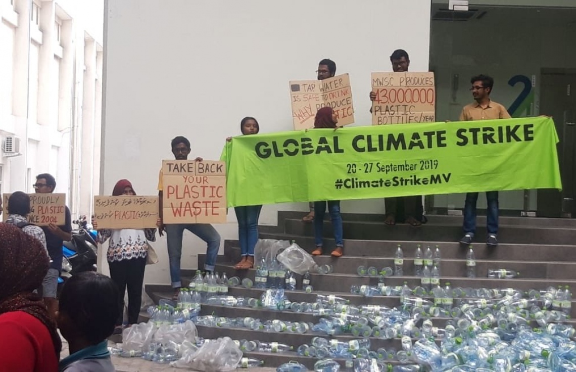 މާލެ: ސެޕްޓެމްބަރު 26، 2019: ތިމާވެއްޓަށް ދޭ ގެއްލުންތަކުން ދުނިޔެ ސަލާމަތް ކުރުމަށް ގޮވާލައި ކުރަމުންދާ ހަޅުތާލުގައި ބައިވެރިވި ކުދިންތަކެއް ތިމާވެށި ހިމާޔަތް ކޮށްދިނުމަށް ގޮވާލާ ހަދާފައިވާ ބޯޑްތަކެއް ހިފައިގެން.-- ފޮޓޯ: ސޭވް މޯލްޑިވްސް