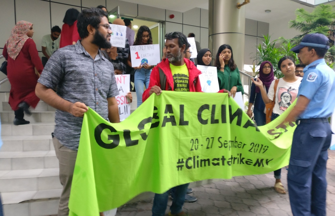 މާލެ: ސެޕްޓެމްބަރު 26، 2019: ތިމާވެއްޓަށް ދޭ ގެއްލުންތަކުން ދުނިޔެ ސަލާމަތް ކުރުމަށް ގޮވާލައި ކުރަމުންދާ ހަޅުތާލުގައި ބައިވެރިވި ކުދިންތަކެއް ތިމާވެށި ހިމާޔަތް ކޮށްދިނުމަށް ގޮވާލާ ހަދާފައިވާ ބޯޑްތަކެއް ހިފައިގެން.-- ފޮޓޯ: ސޭވް މޯލްޑިވްސް