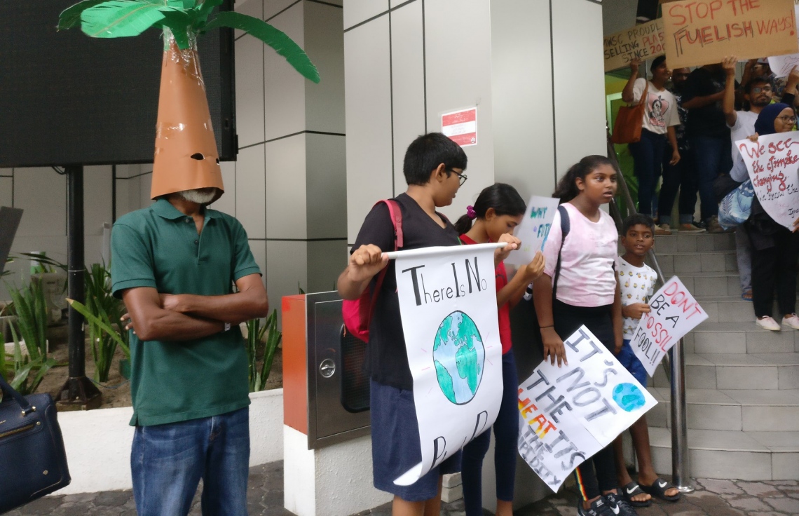 މާލެ: ސެޕްޓެމްބަރު 26، 2019: ތިމާވެއްޓަށް ދޭ ގެއްލުންތަކުން ދުނިޔެ ސަލާމަތް ކުރުމަށް ގޮވާލައި ކުރަމުންދާ ހަޅުތާލުގައި ބައިވެރިވި ކުދިންތަކެއް ތިމާވެށި ހިމާޔަތް ކޮށްދިނުމަށް ގޮވާލާ ހަދާފައިވާ ބޯޑްތަކެއް ހިފައިގެން.-- ފޮޓޯ: ސޭވް މޯލްޑިވްސް