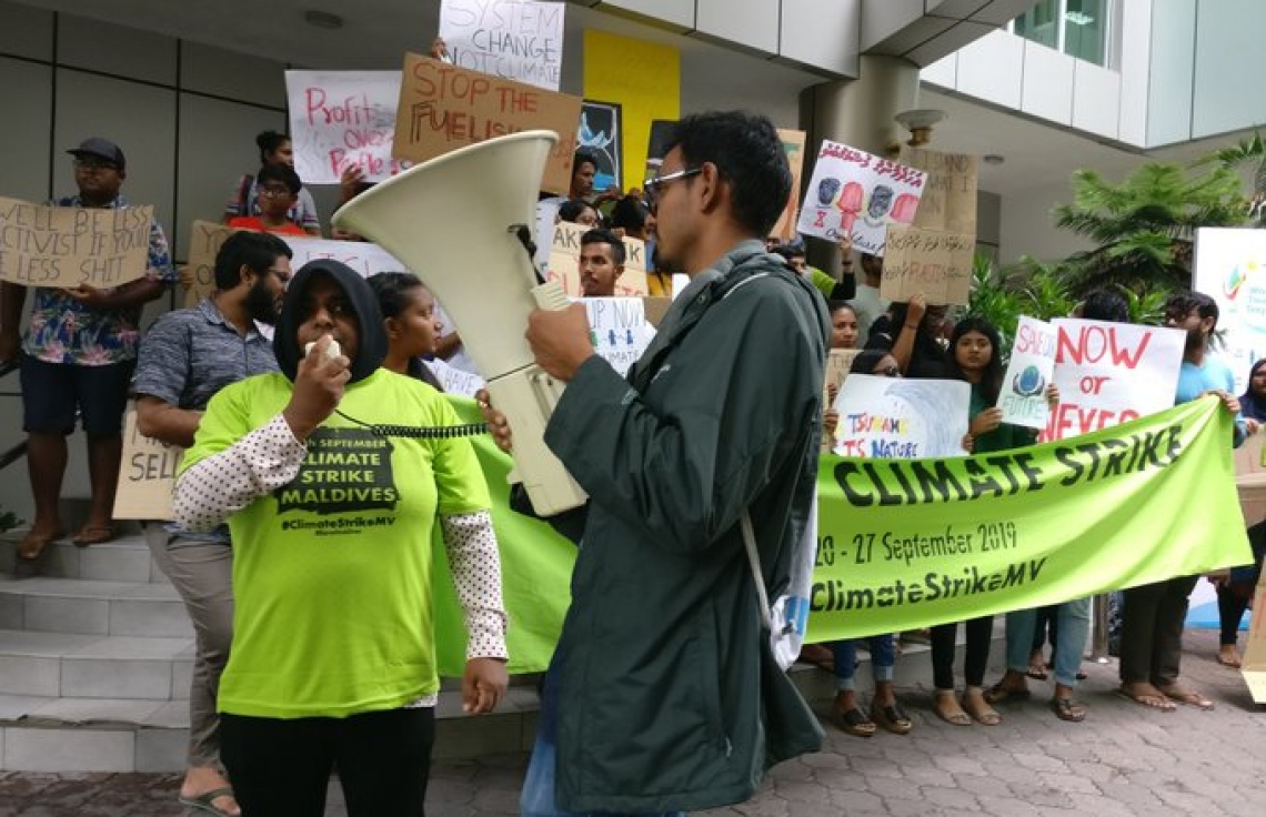 މާލެ: ސެޕްޓެމްބަރު 26، 2019: ތިމާވެއްޓަށް ދޭ ގެއްލުންތަކުން ދުނިޔެ ސަލާމަތް ކުރުމަށް ގޮވާލައި ކުރަމުންދާ ހަޅުތާލުގައި ބައިވެރިވި ކުދިންތަކެއް ތިމާވެށި ހިމާޔަތް ކޮށްދިނުމަށް ގޮވާލާ މުޒާހަރާ ކުރަނީ.-- ފޮޓޯ: ސޭވް މޯލްޑިވްސް