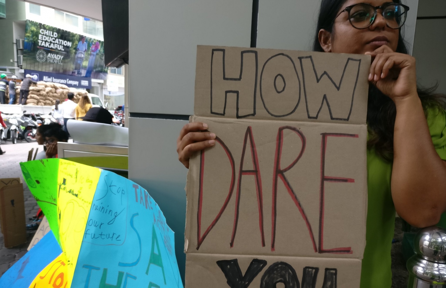 ތިމާވެށި ހިމާޔަތް ނުކުރާތީ ނުރުހުން ފާޅުކުރަން ބޭއްވި އެއްވުމެއްގައި ޒުވާނަކު ޝުއޫރު ފާޅުކޮށްފައިވާ ބޯޑެއް ހިފައިގެން-- ފޮޓޯ: ސޭވް މޯލްޑިވްސް