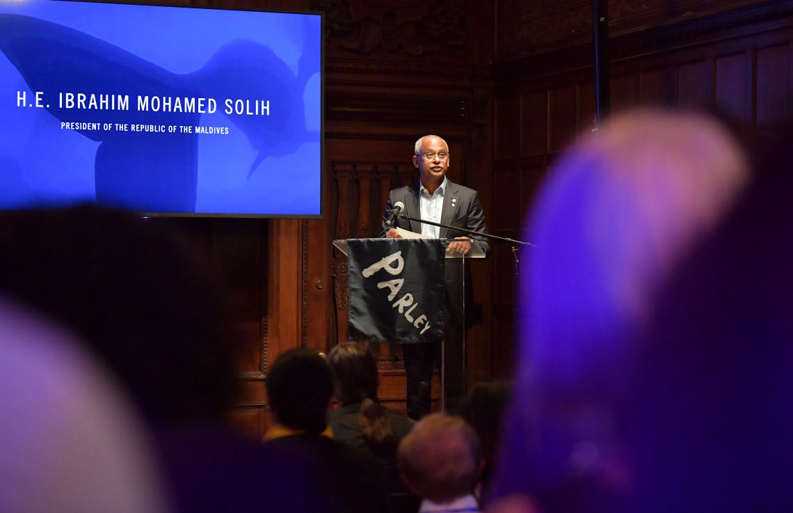 އެމެރިކާ، ނިއުޔޯކު: ސެޕްޓެމްބަރު 25، 2019: އ.ދ.ގެ ޢާންމު މަޖިލީހުގެ ބައްދަލުވުމެއްގެ ގޮތުގައި ކުރިއަށްދިޔަ ދެމެހެއްޓެނިވި ތަރައްގީގެ އަމާޒުތަކާބެހޭ ވިޔަފާރި ފޯރަމުގައި ދުނިޔޭގެ އެންމެ ފުރަތަމަ "ޕާލޭ ފިއުޗާ އައިލެންޑް ނޭޝަން" އަކީ ދިވެހިރާއްޖެ ކަމުގައި އިޢުލާނު ކުރުމަށް ބޭއްވި ބައްދަލުވުމުގައި ރައީސް އިބްރާހިމް މުހައްމަދު ސޯލިހު ވާހަކަ ދައްކަވަނީ.-- ފޮޓޯ: ރައީސް އޮފީސް