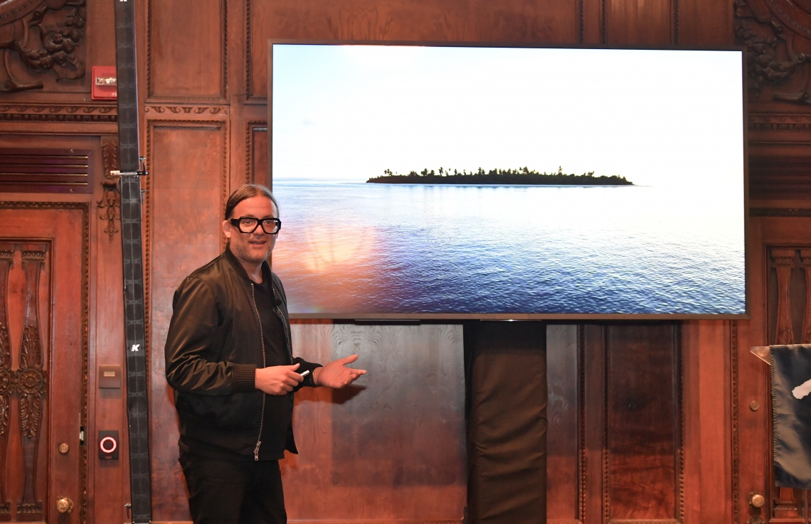 އެމެރިކާ، ނިއުޔޯކު: ސެޕްޓެމްބަރު 25، 2019: އ.ދ.ގެ ޢާންމު މަޖިލީހުގެ ބައްދަލުވުމެއްގެ ގޮތުގައި ކުރިއަށްދިޔަ ދެމެހެއްޓެނިވި ތަރައްގީގެ އަމާޒުތަކާބެހޭ ވިޔަފާރި ފޯރަމުގައި ދުނިޔޭގެ އެންމެ ފުރަތަމަ "ޕާލޭ ފިއުޗާ އައިލެންޑް ނޭޝަން" އަކީ ދިވެހިރާއްޖެ ކަމުގައި އިޢުލާނު ކުރުމަށް ބޭއްވި ބައްދަލުވުމުގެ ތެރެއިން.-- ފޮޓޯ: ރައީސް އޮފީސް