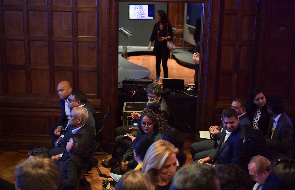 އެމެރިކާ، ނިއުޔޯކު: ސެޕްޓެމްބަރު 25، 2019: އ.ދ.ގެ ޢާންމު މަޖިލީހުގެ ބައްދަލުވުމެއްގެ ގޮތުގައި ކުރިއަށްދިޔަ ދެމެހެއްޓެނިވި ތަރައްގީގެ އަމާޒުތަކާބެހޭ ވިޔަފާރި ފޯރަމުގައި ދުނިޔޭގެ އެންމެ ފުރަތަމަ "ޕާލޭ ފިއުޗާ އައިލެންޑް ނޭޝަން" އަކީ ދިވެހިރާއްޖެ ކަމުގައި އިޢުލާނު ކުރުމަށް ބޭއްވި ބައްދަލުވުމުގެ ތެރެއިން.-- ފޮޓޯ: ރައީސް އޮފީސް