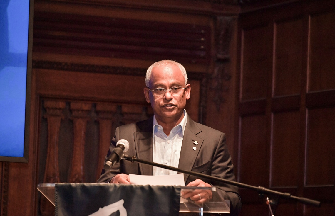 އެމެރިކާ، ނިއުޔޯކު: ސެޕްޓެމްބަރު 25، 2019: އ.ދ.ގެ ޢާންމު މަޖިލީހުގެ ބައްދަލުވުމެއްގެ ގޮތުގައި ކުރިއަށްދިޔަ ދެމެހެއްޓެނިވި ތަރައްގީގެ އަމާޒުތަކާބެހޭ ވިޔަފާރި ފޯރަމުގައި ދުނިޔޭގެ އެންމެ ފުރަތަމަ "ޕާލޭ ފިއުޗާ އައިލެންޑް ނޭޝަން" އަކީ ދިވެހިރާއްޖެ ކަމުގައި އިޢުލާނު ކުރުމަށް ބޭއްވި ބައްދަލުވުމުގައި ރައީސް އިބްރާހިމް މުހައްމަދު ސޯލިހު ވާހަކަ ދައްކަވަނީ.-- ފޮޓޯ: ރައީސް އޮފީސް