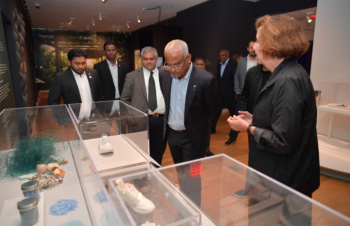 އެމެރިކާ، ނިއުޔޯކު: ސެޕްޓެމްބަރު 25، 2019: އ.ދ.ގެ ޢާންމު މަޖިލީހުގެ ބައްދަލުވުމެއްގެ ގޮތުގައި ކުރިއަށްދިޔަ ދެމެހެއްޓެނިވި ތަރައްގީގެ އަމާޒުތަކާބެހޭ ވިޔަފާރި ފޯރަމުގައި ދުނިޔޭގެ އެންމެ ފުރަތަމަ "ޕާލޭ ފިއުޗާ އައިލެންޑް ނޭޝަން" އަކީ ދިވެހިރާއްޖެ ކަމުގައި އިޢުލާނު ކުރުމަށް ބޭއްވި ބައްދަލުވުމުގައި ރައީސް އިބްރާހިމް މުހައްމަދު ސޯލިހު ބައިވެރިވެ ވަޑައިގަންނަވަނީ.-- ފޮޓޯ: ރައީސް އޮފީސް