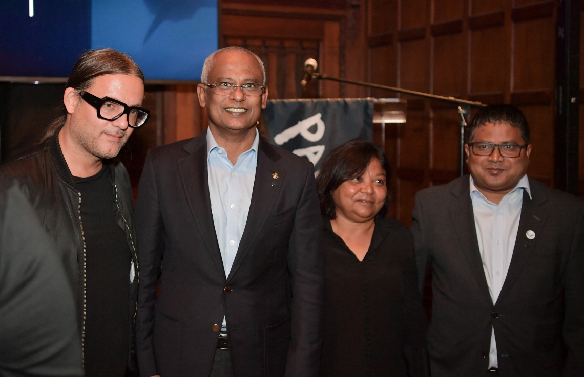 އެމެރިކާ، ނިއުޔޯކު: ސެޕްޓެމްބަރު 25، 2019: އ.ދ.ގެ ޢާންމު މަޖިލީހުގެ ބައްދަލުވުމެއްގެ ގޮތުގައި ކުރިއަށްދިޔަ ދެމެހެއްޓެނިވި ތަރައްގީގެ އަމާޒުތަކާބެހޭ ވިޔަފާރި ފޯރަމުގައި ދުނިޔޭގެ އެންމެ ފުރަތަމަ "ޕާލޭ ފިއުޗާ އައިލެންޑް ނޭޝަން" އަކީ ދިވެހިރާއްޖެ ކަމުގައި އިޢުލާނު ކުރުމަށް ބޭއްވި ބައްދަލުވުމުގައި ރައީސް އިބްރާހިމް މުހައްމަދު ސޯލިހު ބައިވެރިވެ ވަޑައިގަންނަވަނީ.-- ފޮޓޯ: ރައީސް އޮފީސް