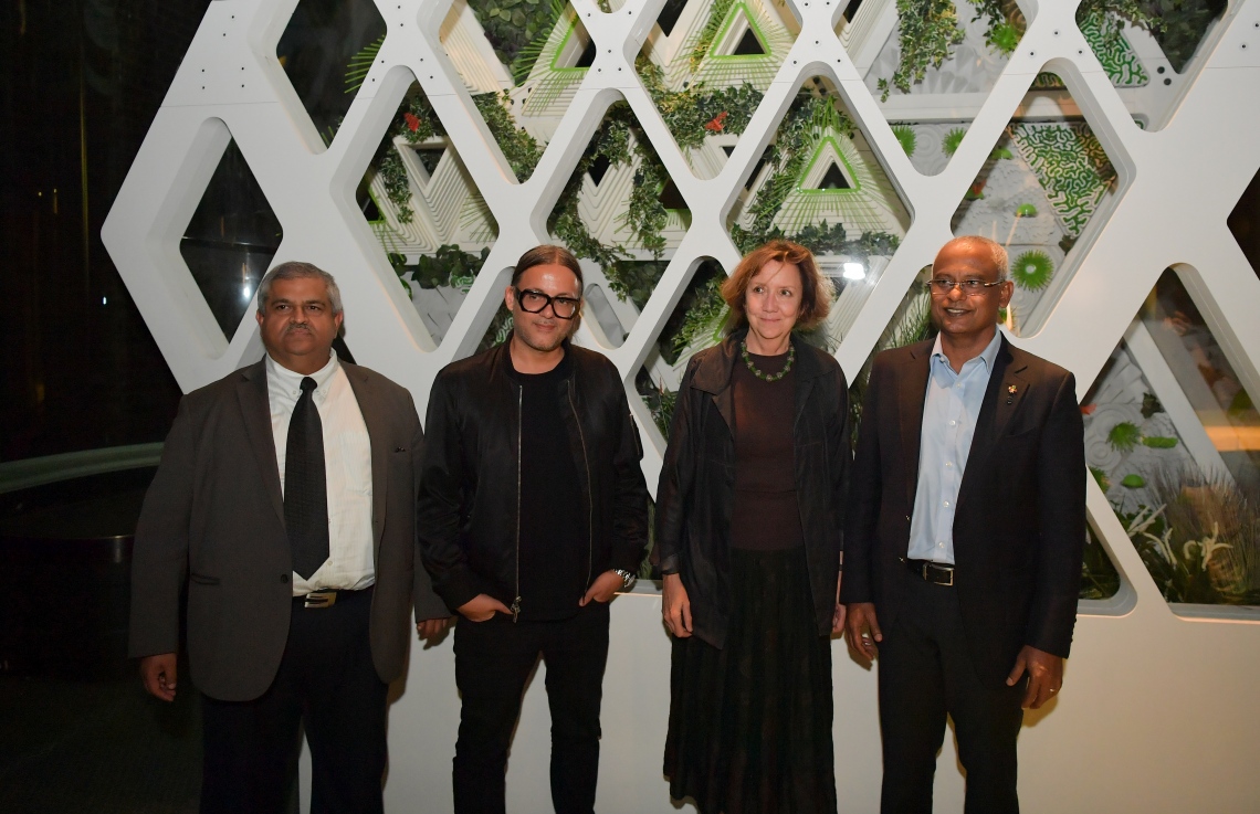 އެމެރިކާ، ނިއުޔޯކު: ސެޕްޓެމްބަރު 25، 2019: އ.ދ.ގެ ޢާންމު މަޖިލީހުގެ ބައްދަލުވުމެއްގެ ގޮތުގައި ކުރިއަށްދިޔަ ދެމެހެއްޓެނިވި ތަރައްގީގެ އަމާޒުތަކާބެހޭ ވިޔަފާރި ފޯރަމުގައި ދުނިޔޭގެ އެންމެ ފުރަތަމަ "ޕާލޭ ފިއުޗާ އައިލެންޑް ނޭޝަން" އަކީ ދިވެހިރާއްޖެ ކަމުގައި އިޢުލާނު ކުރުމަށް ބޭއްވި ބައްދަލުވުމުގައި ރައީސް އިބްރާހިމް މުހައްމަދު ސޯލިހު ބައިވެރިވެ ވަޑައިގަންނަވަނީ.-- ފޮޓޯ: ރައީސް އޮފީސް