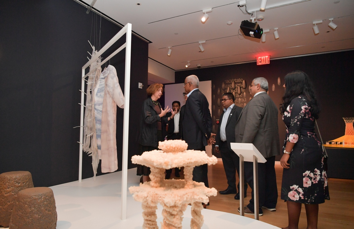 އެމެރިކާ، ނިއުޔޯކު: ސެޕްޓެމްބަރު 25، 2019: އ.ދ.ގެ ޢާންމު މަޖިލީހުގެ ބައްދަލުވުމެއްގެ ގޮތުގައި ކުރިއަށްދިޔަ ދެމެހެއްޓެނިވި ތަރައްގީގެ އަމާޒުތަކާބެހޭ ވިޔަފާރި ފޯރަމުގައި ދުނިޔޭގެ އެންމެ ފުރަތަމަ "ޕާލޭ ފިއުޗާ އައިލެންޑް ނޭޝަން" އަކީ ދިވެހިރާއްޖެ ކަމުގައި އިޢުލާނު ކުރުމަށް ބޭއްވި ބައްދަލުވުމުގައި ރައީސް އިބްރާހިމް މުހައްމަދު ސޯލިހު ބައިވެރިވެ ވަޑައިގަންނަވަނީ.-- ފޮޓޯ: ރައީސް އޮފީސް