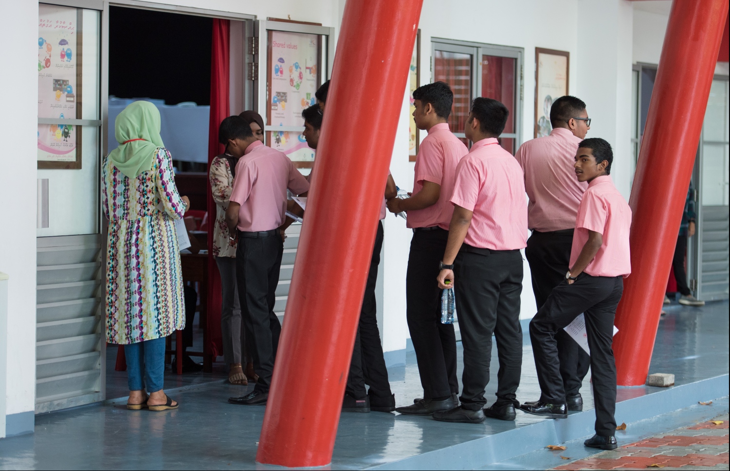 އިސްކަންދަރު ސްކޫލުގެ ދަރިވަރުންތަކެއް ސްކޫލްގައި: ކުދިންނަށް ދިމާވާ ކަންކަމުގައި މިހާރަށް ވުރެން ބޮޑަށް ވިސްނަން ޖެހޭ ކަމަށް ކައުންސެލަރުން ވިދާޅުވި. --- ފޮޓޯ | މިހާރު