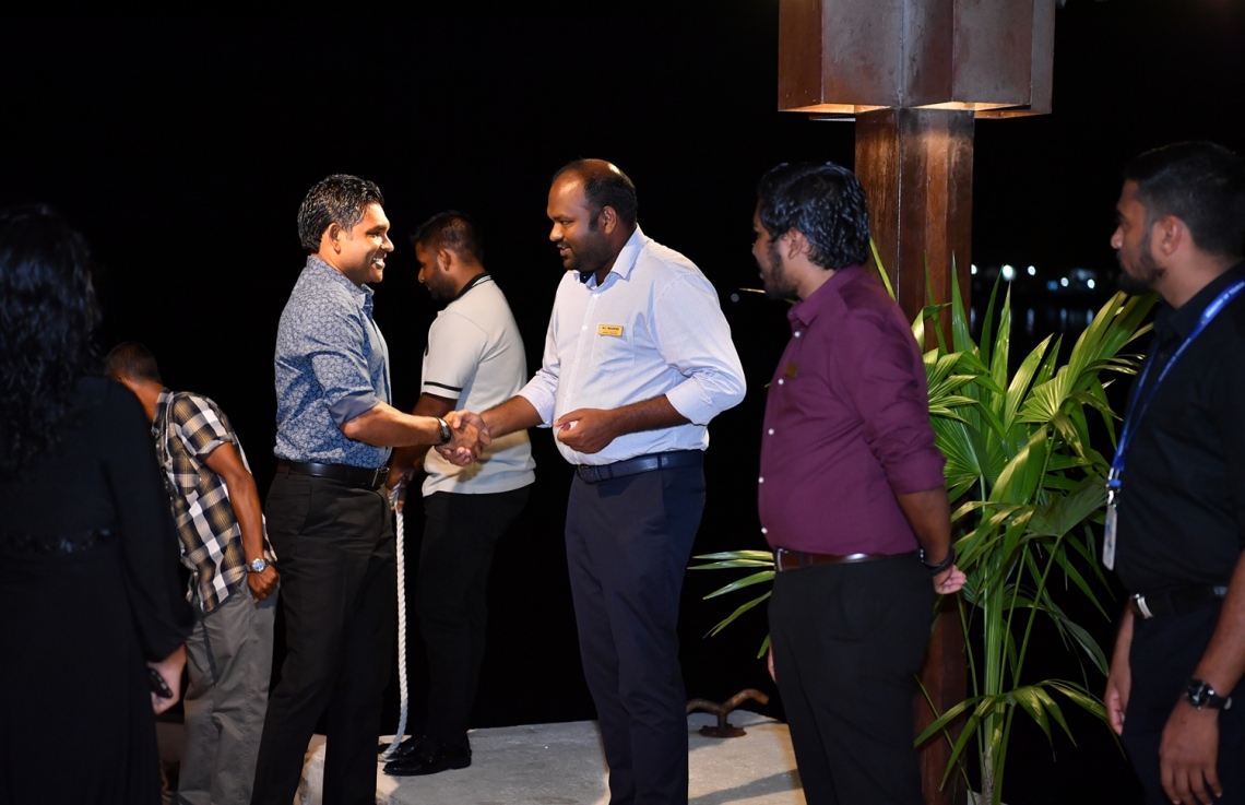 ފަރުކޮޅުފުށި: ސެޕްޓެމްބަރު 28، 2019: ފަތުރުވެރިކަމުގެ ދުވަސް ފާހަގަކުރުމުގެ ގޮތުން ޓޫރިޒަމް މިނިސްޓްރީން އިންތިޒާމްކޮށްގެން ފަރުކޮޅުފުށީގައި ކުރިޔަށްދާ ޖޮބް ފެއާގައި ބައިވެރިވެ ވަޑައިގަތުމަށް ނައިބު ރައީސް ފައިސަލް ނަސީމު ވަޑައިގަތުމުން އެމަނިކުފާނަށް، ޓޫރިޒަމް މިނިސްޓަރު އަލީ ވަހީދު މަރުހަބާ ދަންނަވަނީ.-- ފޮޓޯ: ރައީސް އޮފީސް