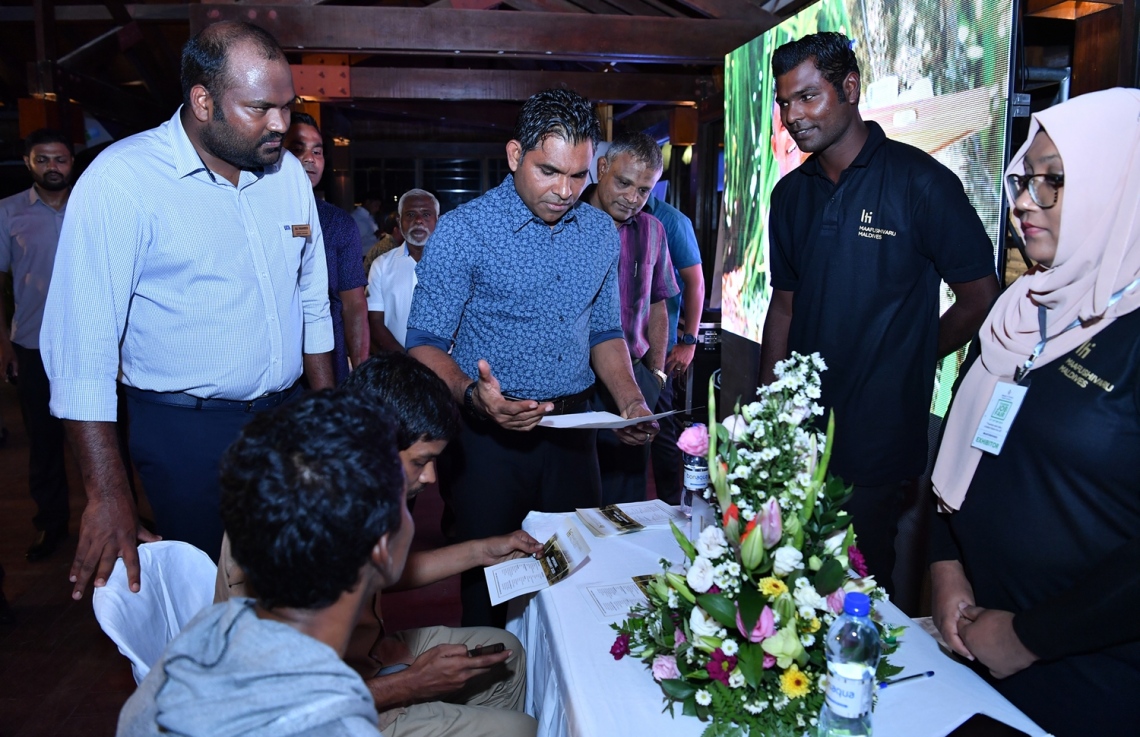 ފަރުކޮޅުފުށި: ސެޕްޓެމްބަރު 28، 2019: ފަތުރުވެރިކަމުގެ ދުވަސް ފާހަގަކުރުމުގެ ގޮތުން ޓޫރިޒަމް މިނިސްޓްރީން އިންތިޒާމްކޮށްގެން ފަރުކޮޅުފުށީގައި ކުރިޔަށްދާ ޖޮބް ފެއާގައި ނައިބު ރައީސް ފައިސަލް ނަސީމު ބައިވެރިވެ ވަޑައިގެން، އެތަނުގައި ހުރި ބައެއް ސްޓޯލްތައް ބައްލަވައިލައްވަނީ.-- ފޮޓޯ: ރައީސް އޮފީސް