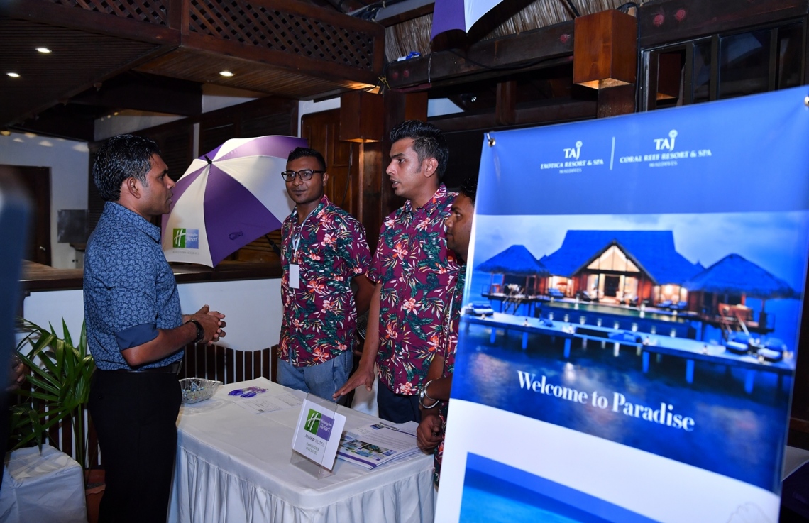 ފަރުކޮޅުފުށި: ސެޕްޓެމްބަރު 28، 2019: ފަތުރުވެރިކަމުގެ ދުވަސް ފާހަގަކުރުމުގެ ގޮތުން ޓޫރިޒަމް މިނިސްޓްރީން އިންތިޒާމްކޮށްގެން ފަރުކޮޅުފުށީގައި ކުރިޔަށްދާ ޖޮބް ފެއާގައި ނައިބު ރައީސް ފައިސަލް ނަސީމު ބައިވެރިވެ ވަޑައިގެން، އެތަނުގައި ހުރި ބައެއް ސްޓޯލްތައް ބައްލަވައިލައްވަނީ.-- ފޮޓޯ: ރައީސް އޮފީސް