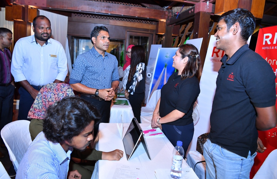 ފަރުކޮޅުފުށި: ސެޕްޓެމްބަރު 28، 2019: ފަތުރުވެރިކަމުގެ ދުވަސް ފާހަގަކުރުމުގެ ގޮތުން ޓޫރިޒަމް މިނިސްޓްރީން އިންތިޒާމްކޮށްގެން ފަރުކޮޅުފުށީގައި ކުރިޔަށްދާ ޖޮބް ފެއާގައި ނައިބު ރައީސް ފައިސަލް ނަސީމު ބައިވެރިވެ ވަޑައިގެން، އެތަނުގައި ހުރި ބައެއް ސްޓޯލްތައް ބައްލަވައިލައްވަނީ.-- ފޮޓޯ: ރައީސް އޮފީސް