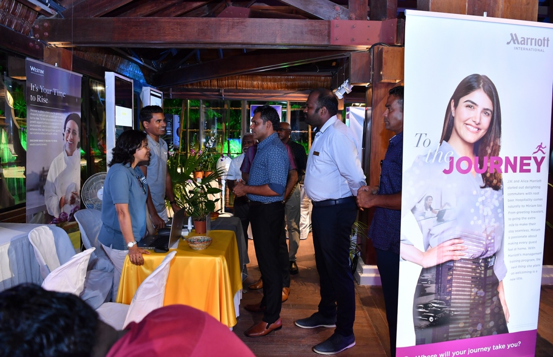 ފަރުކޮޅުފުށި: ސެޕްޓެމްބަރު 28، 2019: ފަތުރުވެރިކަމުގެ ދުވަސް ފާހަގަކުރުމުގެ ގޮތުން ޓޫރިޒަމް މިނިސްޓްރީން އިންތިޒާމްކޮށްގެން ފަރުކޮޅުފުށީގައި ކުރިޔަށްދާ ޖޮބް ފެއާގައި ނައިބު ރައީސް ފައިސަލް ނަސީމު ބައިވެރިވެ ވަޑައިގެން، އެތަނުގައި ހުރި ބައެއް ސްޓޯލްތައް ބައްލަވައިލައްވަނީ.-- ފޮޓޯ: ރައީސް އޮފީސް