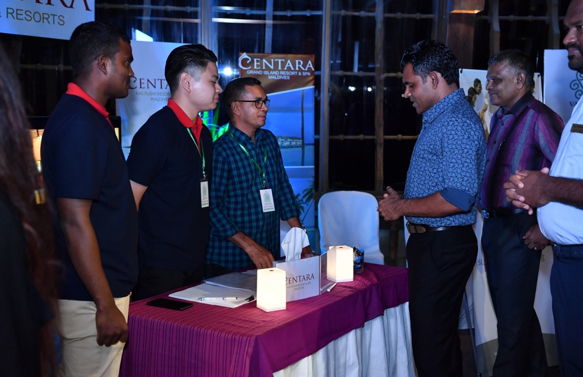 ފަރުކޮޅުފުށި: ސެޕްޓެމްބަރު 28، 2019: ފަތުރުވެރިކަމުގެ ދުވަސް ފާހަގަކުރުމުގެ ގޮތުން ޓޫރިޒަމް މިނިސްޓްރީން އިންތިޒާމްކޮށްގެން ފަރުކޮޅުފުށީގައި ކުރިޔަށްދާ ޖޮބް ފެއާގައި ނައިބު ރައީސް ފައިސަލް ނަސީމު ބައިވެރިވެ ވަޑައިގެން، އެތަނުގައި ހުރި ބައެއް ސްޓޯލްތައް ބައްލަވައިލައްވަނީ.-- ފޮޓޯ: ރައީސް އޮފީސް