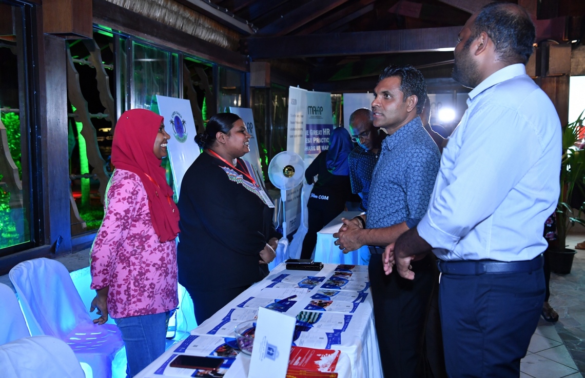 ފަރުކޮޅުފުށި: ސެޕްޓެމްބަރު 28، 2019: ފަތުރުވެރިކަމުގެ ދުވަސް ފާހަގަކުރުމުގެ ގޮތުން ޓޫރިޒަމް މިނިސްޓްރީން އިންތިޒާމްކޮށްގެން ފަރުކޮޅުފުށީގައި ކުރިޔަށްދާ ޖޮބް ފެއާގައި ނައިބު ރައީސް ފައިސަލް ނަސީމު ބައިވެރިވެ ވަޑައިގެން، އެތަނުގައި ހުރި ބައެއް ސްޓޯލްތައް ބައްލަވައިލައްވަނީ.-- ފޮޓޯ: ރައީސް އޮފީސް