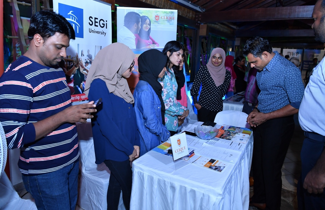 ފަރުކޮޅުފުށި: ސެޕްޓެމްބަރު 28، 2019: ފަތުރުވެރިކަމުގެ ދުވަސް ފާހަގަކުރުމުގެ ގޮތުން ޓޫރިޒަމް މިނިސްޓްރީން އިންތިޒާމްކޮށްގެން ފަރުކޮޅުފުށީގައި ކުރިޔަށްދާ ޖޮބް ފެއާގައި ނައިބު ރައީސް ފައިސަލް ނަސީމު ބައިވެރިވެ ވަޑައިގަންނަވަނީ.-- ފޮޓޯ: ރައީސް އޮފީސް