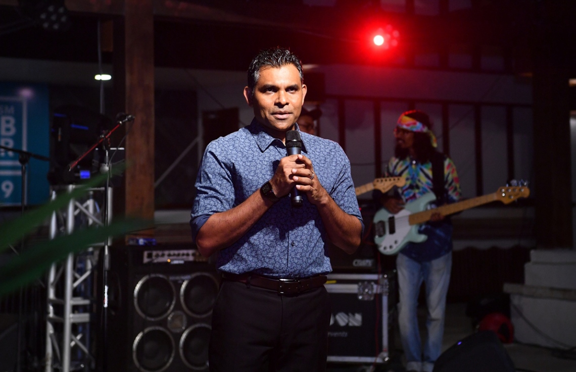 ފަރުކޮޅުފުށި: ސެޕްޓެމްބަރު 28، 2019: ފަތުރުވެރިކަމުގެ ދުވަސް ފާހަގަކުރުމުގެ ގޮތުން ޓޫރިޒަމް މިނިސްޓްރީން އިންތިޒާމްކޮށްގެން ފަރުކޮޅުފުށީގައި ކުރިޔަށްދާ ޖޮބް ފެއާގައި ނައިބު ރައީސް ފައިސަލް ނަސީމު ވާހަކަ ދައްކަވަނީ.-- ފޮޓޯ: ރައީސް އޮފީސް