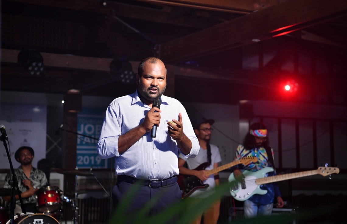 ފަރުކޮޅުފުށި: ސެޕްޓެމްބަރު 28، 2019: ފަތުރުވެރިކަމުގެ ދުވަސް ފާހަގަކުރުމުގެ ގޮތުން ޓޫރިޒަމް މިނިސްޓްރީން އިންތިޒާމްކޮށްގެން ފަރުކޮޅުފުށީގައި ކުރިޔަށްދާ ޖޮބް ފެއާގައި ޓޫރިޒަމް މިނިސްޓަރު އަލީ ވަހީދު ވާހަކަ ދައްކަވަނީ.-- ފޮޓޯ: ރައީސް އޮފީސް