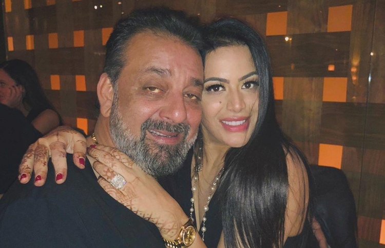 ސަންޖޭގެ ދޮށީ ދަރިފުޅު ބައްޕަގެ ދިފާއުގައި