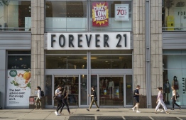 (FILES) In this file photo taken on September 12, 2019 a Forever 21 store stands in Union Square in Manhattan in New York City. - Global fast-fashion retailer Forever 21 said it was filing for voluntary bankruptcy on September 29, 2019, the latest US brick-and-mortar chain to embark on restructuring as shoppers migrate online. The move will see the retailer close up to 350 of its stores worldwide, including up to 178 in its main US market, the Wall Street Journal reported a spokeswoman as saying. (Photo by Drew Angerer / GETTY IMAGES NORTH AMERICA / AFP)