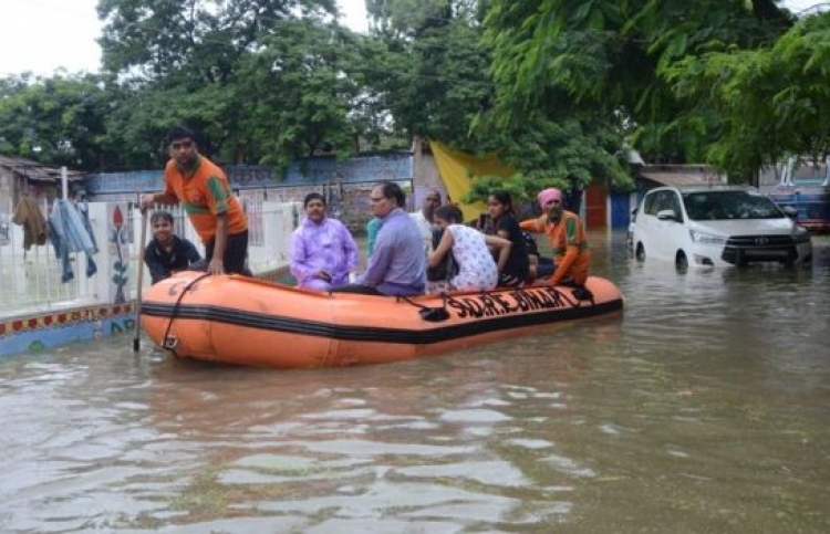 އިންޑިއާއަށް ކުރާ ވިއްސާރާގައި ފެންބޮޑުވެ، 100 މަރު