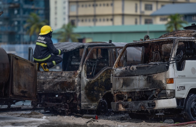 ހަތަރު ބައުޒަރު އަނދައި، ތިން ބައުޒަރަށް ގެއްލުން