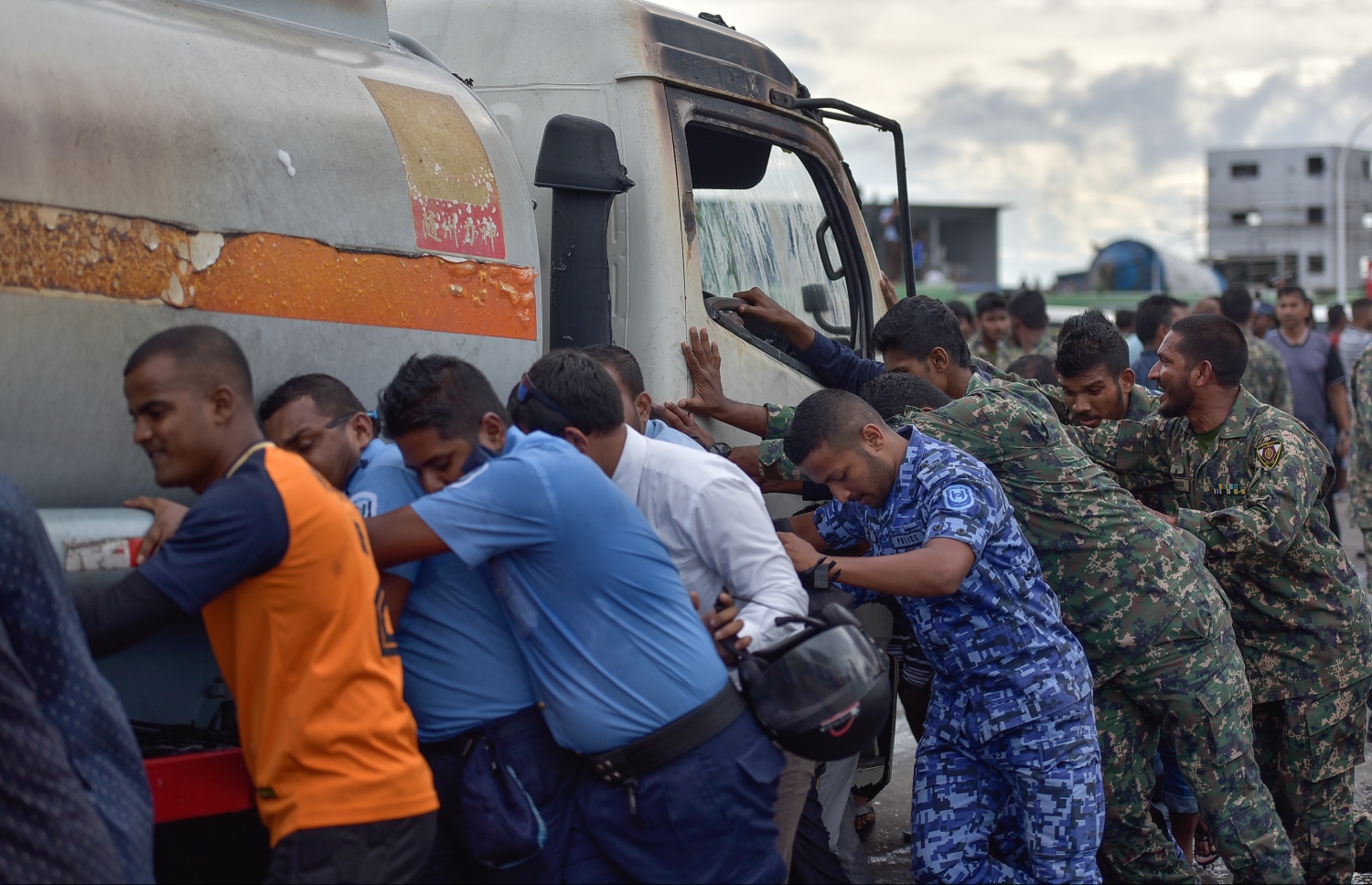 އަލިފާނުގެ ހާދިސާގައި ގެއްލުން ލިބުނު ތެޔޮ ބައުޒަރެއް އަލިފާން ހިނގި ސަރަހައްދުން ދުރު ކުރުމުގައި ސިފައިންނާޢި ފުލުހުންނާއި އާންމުން ބައިވެރިވަނީ.---ފޮޓޯ: ނިޝާން އަލީ/މިހާރު