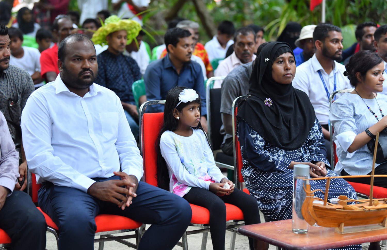 ޓޫރިސްޓް ވިޒިޓާ ސެންޓަރުގެ ބިންގާ އެޅުމަށް ބޭއްވި ރަސްމިއްޔާތުގައި އަބްދުﷲ ރަޝީދުގެ ދަރިކަނބަލުން (ވ2) އަދި އަނބިކަނބަލުން (ވ3) ބައިވެރިވަނީ-- ފޮޓޯ: ހުސައިން ވަހީދު/ މިހާރު