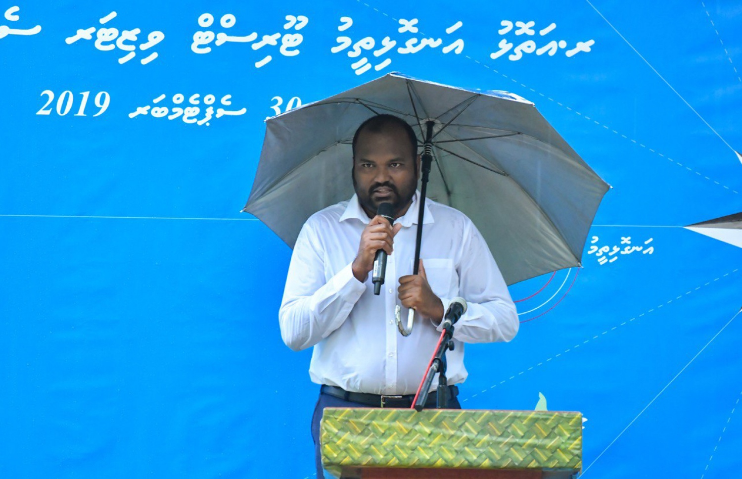 ޓޫރިސްޓް ވިޒިޓާ ސެންޓަރުގެ ބިންގާ އެޅުމަށް ބޭއްވި ރަސްމިއްޔާތުގައި މިނިސްޓަރު އަލީ ވަހީދު ވާހަކަދައްކަވަނީ-- ފޮޓޯ: ހުސައިން ވަހީދު/ މިހާރު