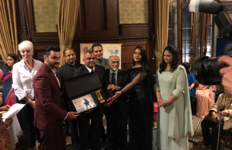 ސަންޖޭ ކަޕޫރާ އެވޯޑް ހަވާލުކުރުމުގެ ރަސްމިއްޔާތުގެ ތެރެއިން.