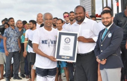 President Solih accepts the certificate from Officials of Guinness which recognizes 'Neyva' as the event in which the greatest number of people simultaneously freedived. PHOTO: PRESIDENT'S OFFICE.