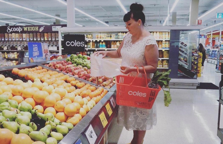 އަބަދު ވެޑިން ޑްރެސް ލައިގެން އުޅޭ މީހެއް