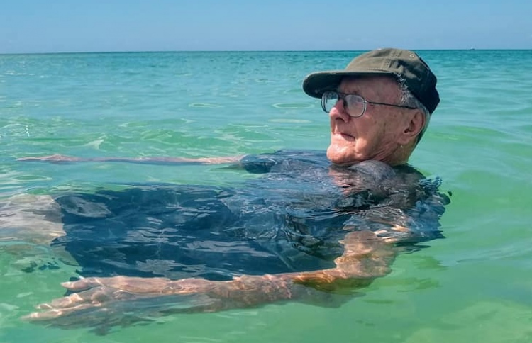 އަލަށް މޫދަށް އެރުނީ އުމުރުން 93 އަހަރުގައި