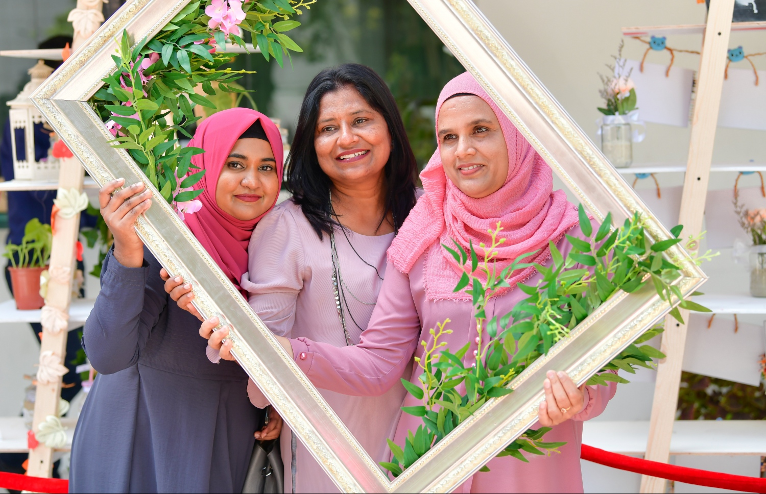 އަމީނިއްޔާ ސްކޫލުގެ ޕްރިންސިޕަލް ނާޒްލީން (މ) އާއެކު އެ ސްކޫލުގެ ދެ ޓީޗަރަކު ފޮޓޯ ނަގަނީ.-- ފޮޓޯ: ނިޝާން އަލީ/ މިހާރު