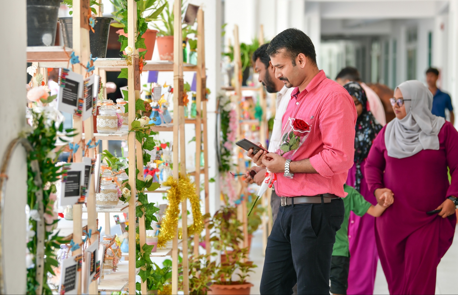 ޓީޗަރުންގެ ދުވަސް ފާހަގަކުރަން އަމީނިއްޔާ ސްކޫލުގައި ބަހައްޓާފައި ހުރި ހަދިޔާތަކެއް ޓީޗަރަކު ބަލަނީ --. ފޮޓޯ: ނިޝާން އަލީ/މިހާރު