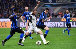 Juventus' Argentinian forward Gonzalo Higuain (C) shoots to score during the Italian Serie A football match Inter vs Juventus on October 6, 2019 at the San Siro stadium in Milan. (Photo by Alberto PIZZOLI / AFP)