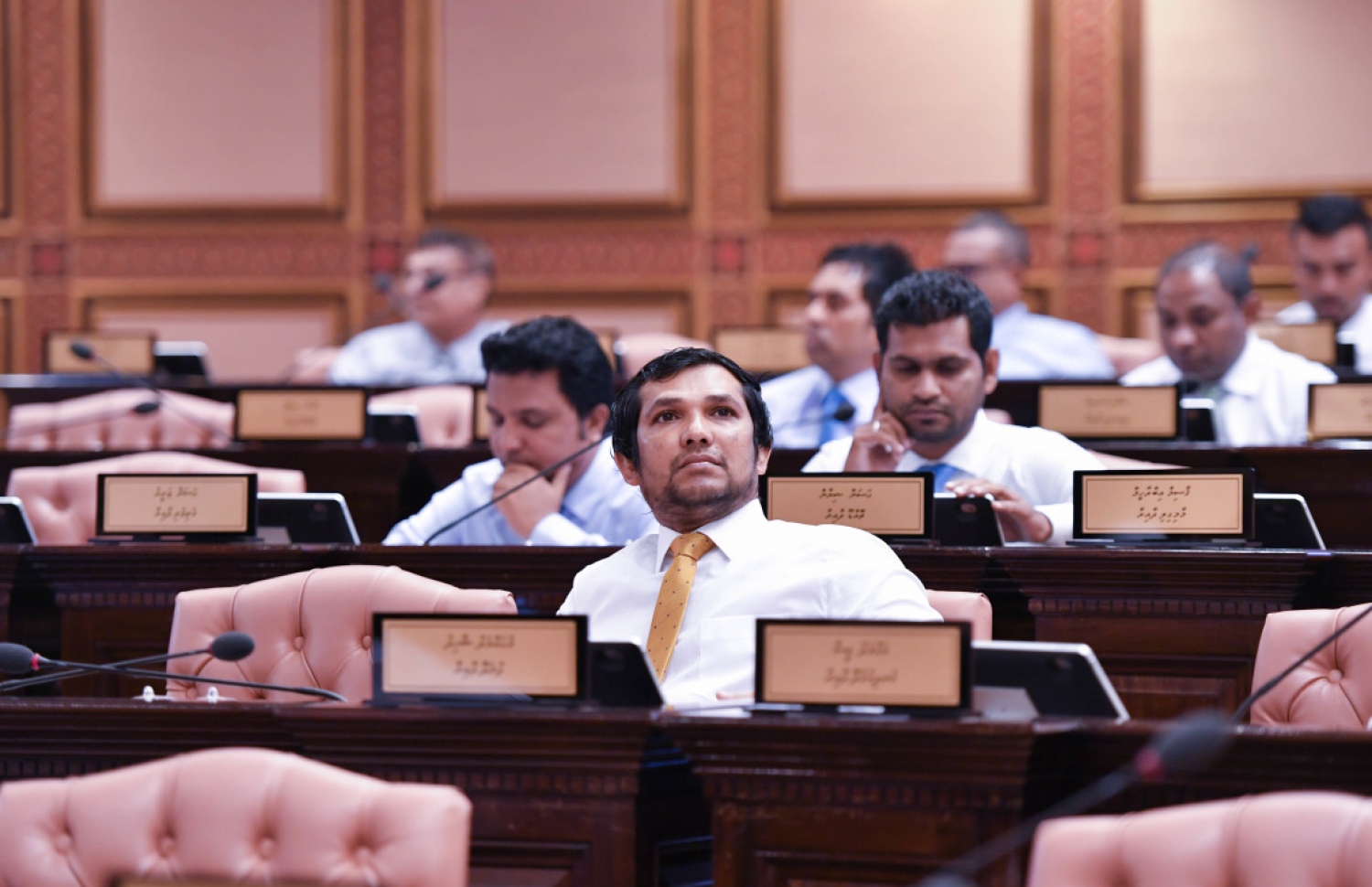 މަޖިލިހުގެ ކުރީ ސަފުގައި ފުނަދޫ ދާއިރާގެ މެމްބަރު މުހައްމަދު ޝާހިދު. --- ފޮޓޯ: މަޖިލިސް