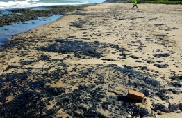 Handout picture released by the Brazilian Institute of Environment and Renewable Natural Resources (IBAMA) on October 7, 2019, showing oil spilled on Pontal de Coruripe beach in the municipality of Coruripe, Alagoas state, Brazil. - Brazil's President Jair Bolsonaro said on October 7 that the mysterious oil stains that appeared on 132 beaches in northeastern Brazil haver their origin in another country, wihtout mention which one. (Photo by HO / IBAMA / AFP) / RESTRICTED TO EDITORIAL USE - MANDATORY CREDIT "AFP PHOTO / IBAMA" - NO MARKETING - NO ADVERTISING CAMPAIGNS - DISTRIBUTED AS A SERVICE TO CLIENTS