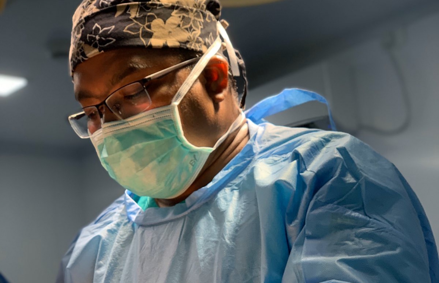 ޑރ. ޝިފާން، އަޑުފޮށީގެ ކެންސަރުގެ އޮޕަރޭޝަން ކުރައްވަނީ.-- ފޮޓޯ: އައިޖީއެމްއެޗް