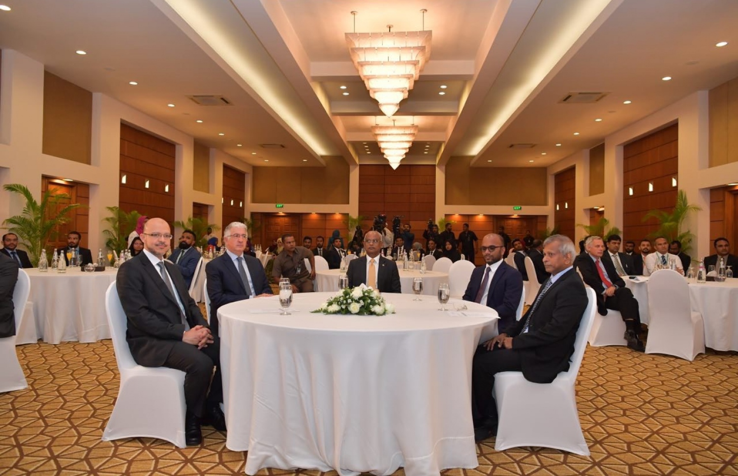 އެއްބަސްވުމުގައި ސޮއި ކުރުމަށް މިއަދު ބޭއްވި ރަސްމިއްޔާތުގައި ރައީސް(މ) ބައިވެރިވެވަޑައިގަންނަވަނީ-- ފޮޓޯ: ޕްރެޒިޑެންސީ މޯލްޑިވްސް