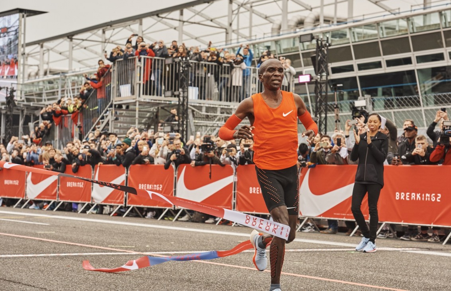 ދެ ގަޑިއިރަށް ވުރެ އަވަހަށް މެރެތަންއެއް ދުވަން ނައިކުން ހިންގި "ބްރޭކިން ޓޫ"، އިޓަލީގެ މޮންޒާގެ ކާރު ރޭސް ޓްރެކެއްގައި އެލިއޫޑް ކިޕްޗޯޖު ނިންމަނީ: އެ ފަހަރު އެކަން ނުވީ އެންމެ 25 ސިކުންތު ލަސްވެގެން.