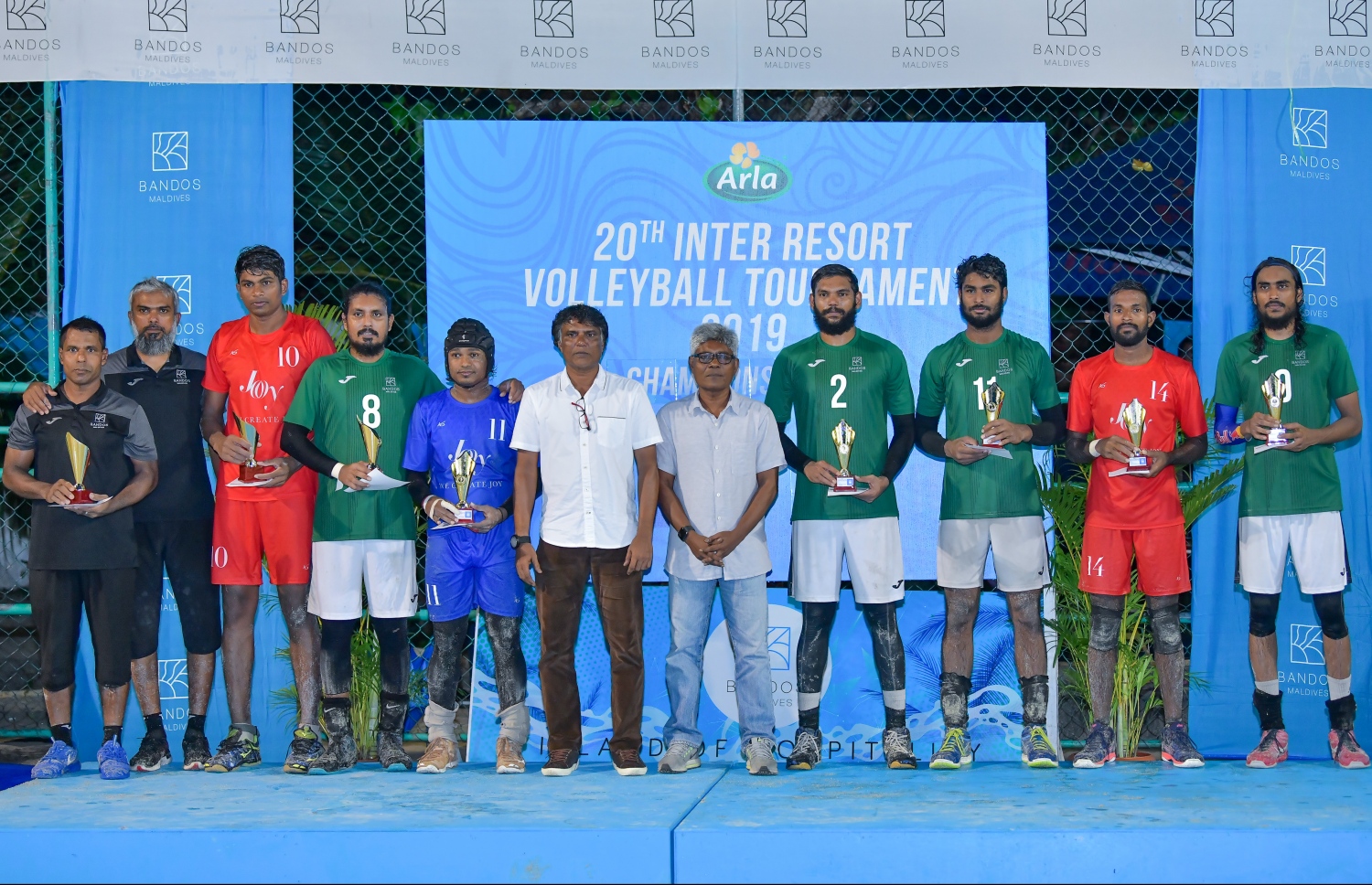 މުބާރާތުގެ ޑްރީމް ޓީމުގައި ހިމެނޭ ކުޅުންތެރިންނާއި ސްޕޯޓްސް ކޮމިޝަނަރު ހީނާ އަދި ވީއޭއެމް ނޯމަލައިޒިން ކޮމިޓީގެ ރައީސް އަބްދުﷲ އާމިރު. -- ފޮޓޯ: ނިޝާން އަލީ/ މިހާރު