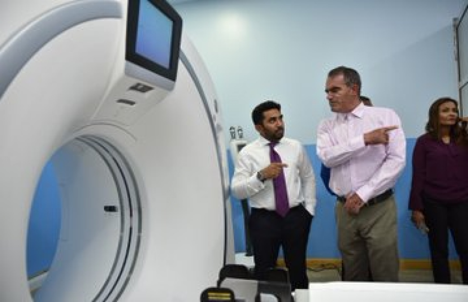 ކުޅުދުއްފުށީ ހޮސްޕިޓަލްގައި ކާޑިއެކް ސެންޓަރާއި ސީޓީ ސްކޭންގެ ޚިދުމަތް ރަސްމީކޮށް ރޭ ފައްޓަވައި ދެއްވުމަށް ފަހު، ހެލްތު މިނިސްޓަރު އަމީން، އެ ޚިދުމަތްތައް ގާއިމް ކޮށްފައިވާ ފެންވަރު ބައްލަވަނީ.---ފޮޓޯ: ހެލްތު މިނިސްޓްރީ