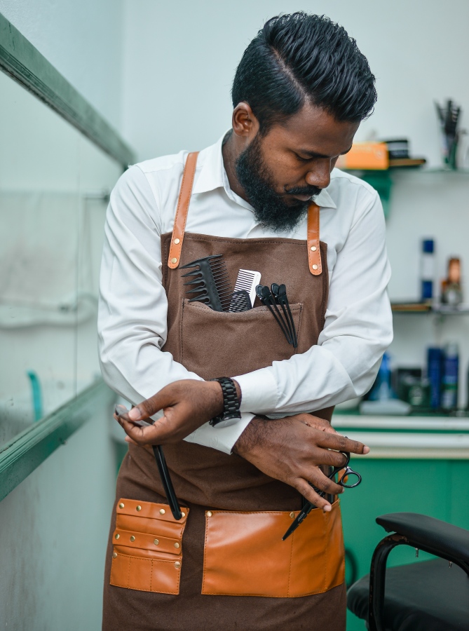 ޖަވާ ސެލޫންގައި؛ ސްކޫލްގައި އުޅުނުއިރު ރައްޓެހިންނަށް ކޮށްދޭން ފެށި މި ކަމަކީ މިހާރު އޭނާ އާމްދަނީ ހޯދަން ކުރާ އެއް މަސައްކަތް.