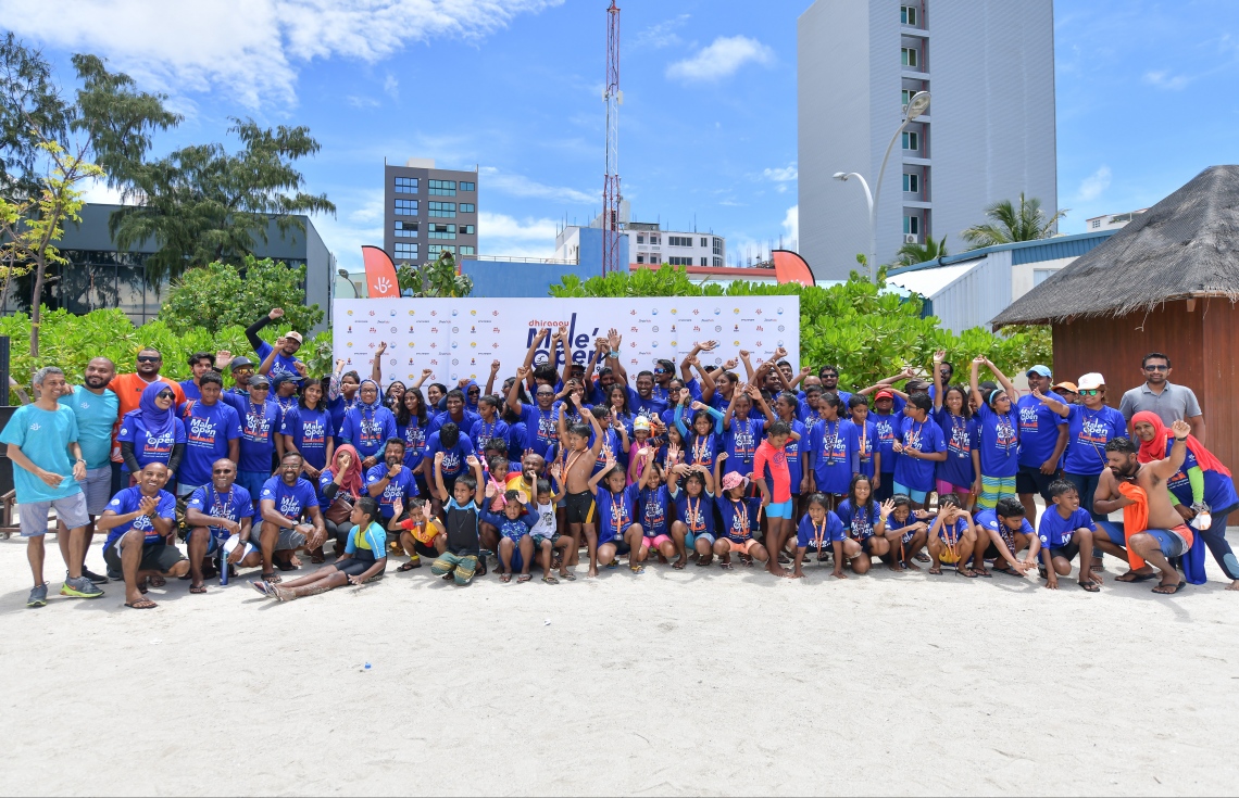 މާލެ (އޮކްޓޯބަރު 12) - ރަސްފަންނު ސަރަހައްދުގައި ސްވިމް މޯލްޑިވްސް އިން ބޭއްވި ދިރާގު މާލޭ އޯޕަން ފެތުމުގެ މުބާރާތް: މިއީ އާއްމުންނަށް ފެތުމުގެ ވާދަވެރި ޕްލެޓްފޯމެއް ހޯދައިދިނުމުގެ ގޮތުން ސްވިމް މޯލްޑިވްސް އިން ރާވައިގެން ފެށި މުބާރާތެއް. --ފޮޓޯ: ނިޝާން އަލީ/ މިހާރު