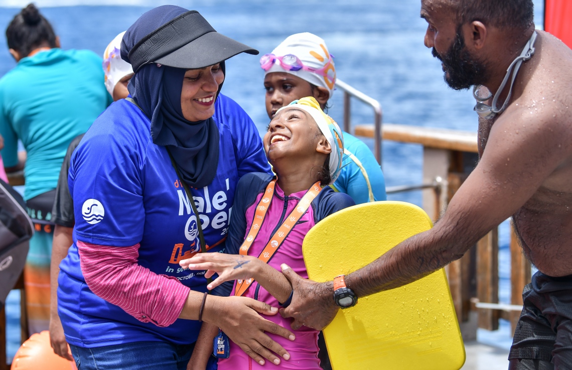 މާލެ (އޮކްޓޯބަރު 12) - ރަސްފަންނު ސަރަހައްދުގައި ސްވިމް މޯލްޑިވްސް އިން ބޭއްވި ދިރާގު މާލޭ އޯޕަން ފެތުމުގެ މުބާރާތް: މިއީ އާއްމުންނަށް ފެތުމުގެ ވާދަވެރި ޕްލެޓްފޯމެއް ހޯދައިދިނުމުގެ ގޮތުން ސްވިމް މޯލްޑިވްސް އިން ރާވައިގެން ފެށި މުބާރާތެއް. --ފޮޓޯ: ނިޝާން އަލީ/ މިހާރު