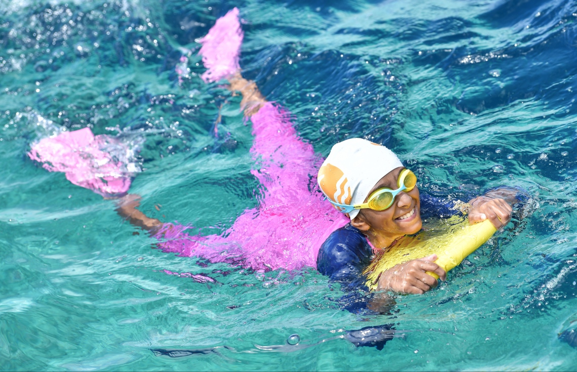 މާލެ (އޮކްޓޯބަރު 12) - ރަސްފަންނު ސަރަހައްދުގައި ސްވިމް މޯލްޑިވްސް އިން ބޭއްވި ދިރާގު މާލޭ އޯޕަން ފެތުމުގެ މުބާރާތް: މިއީ އާއްމުންނަށް ފެތުމުގެ ވާދަވެރި ޕްލެޓްފޯމެއް ހޯދައިދިނުމުގެ ގޮތުން ސްވިމް މޯލްޑިވްސް އިން ރާވައިގެން ފެށި މުބާރާތެއް. --ފޮޓޯ: ނިޝާން އަލީ/ މިހާރު