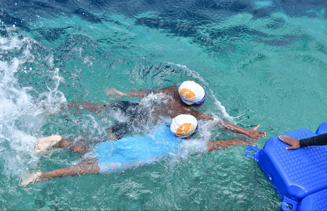 މާލެ (އޮކްޓޯބަރު 12) - ރަސްފަންނު ސަރަހައްދުގައި ސްވިމް މޯލްޑިވްސް އިން ބޭއްވި ދިރާގު މާލޭ އޯޕަން ފެތުމުގެ މުބާރާތް: މިއީ އާއްމުންނަށް ފެތުމުގެ ވާދަވެރި ޕްލެޓްފޯމެއް ހޯދައިދިނުމުގެ ގޮތުން ސްވިމް މޯލްޑިވްސް އިން ރާވައިގެން ފެށި މުބާރާތެއް. --ފޮޓޯ: ނިޝާން އަލީ/ މިހާރު